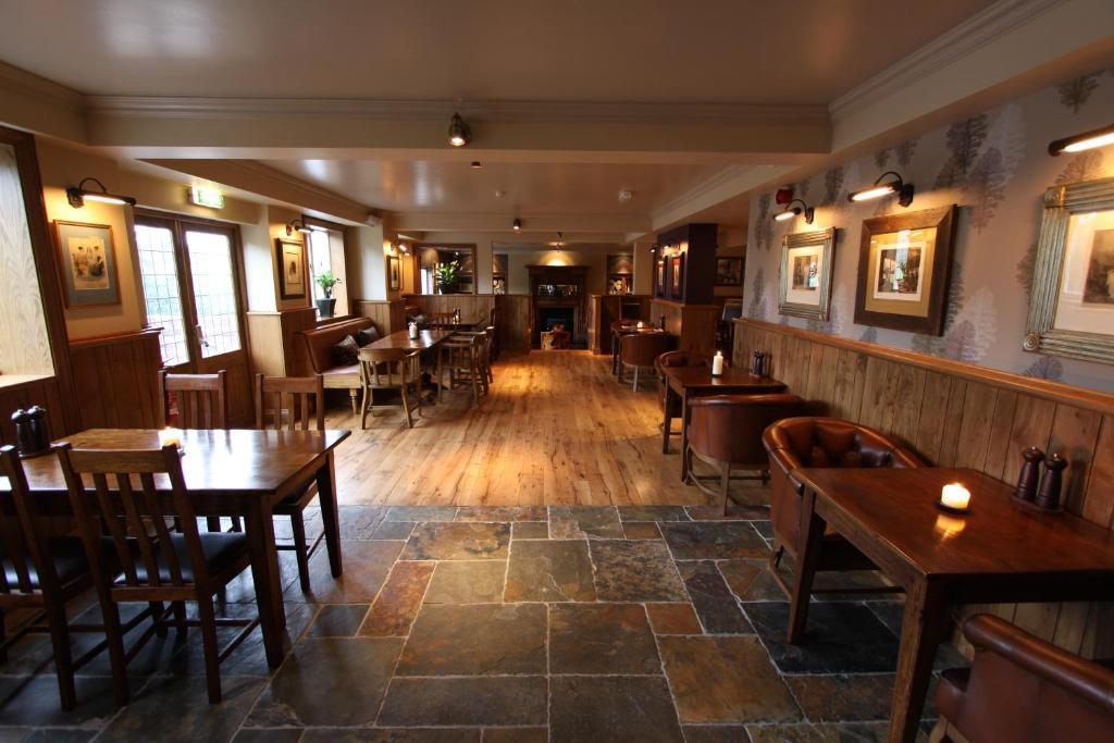 Hotel The Bear'S Paw à Warmingham Extérieur photo The interior of the pub