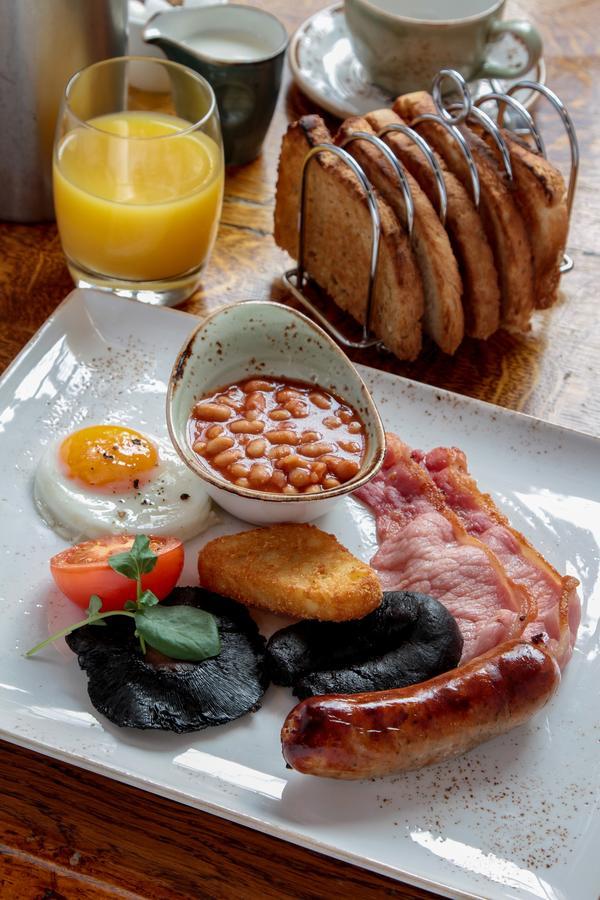 Hotel The Bear'S Paw à Warmingham Extérieur photo English breakfast with baked beans