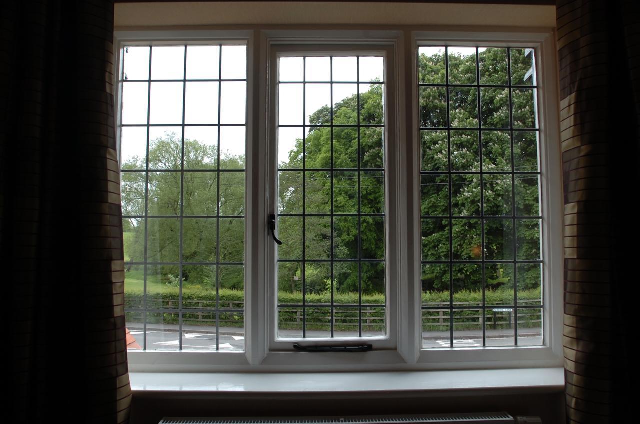 Hotel The Bear'S Paw à Warmingham Extérieur photo A window with leaded glass
