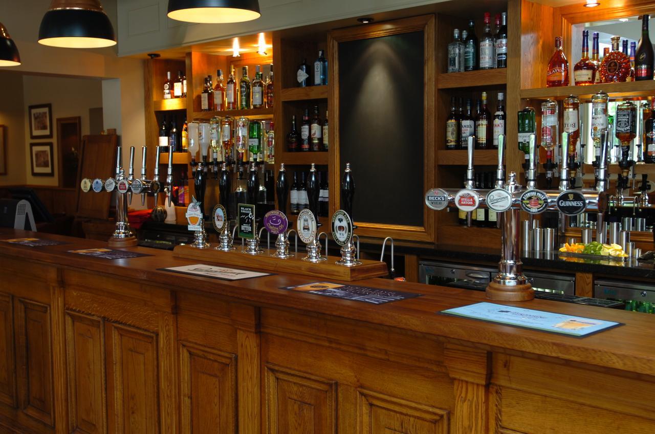 Hotel The Bear'S Paw à Warmingham Extérieur photo The bar at the Old Mill