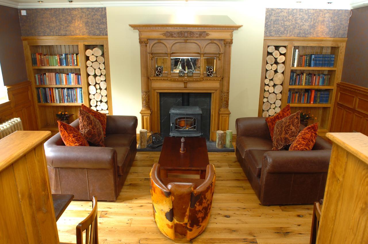 Hotel The Bear'S Paw à Warmingham Extérieur photo The library at the hotel