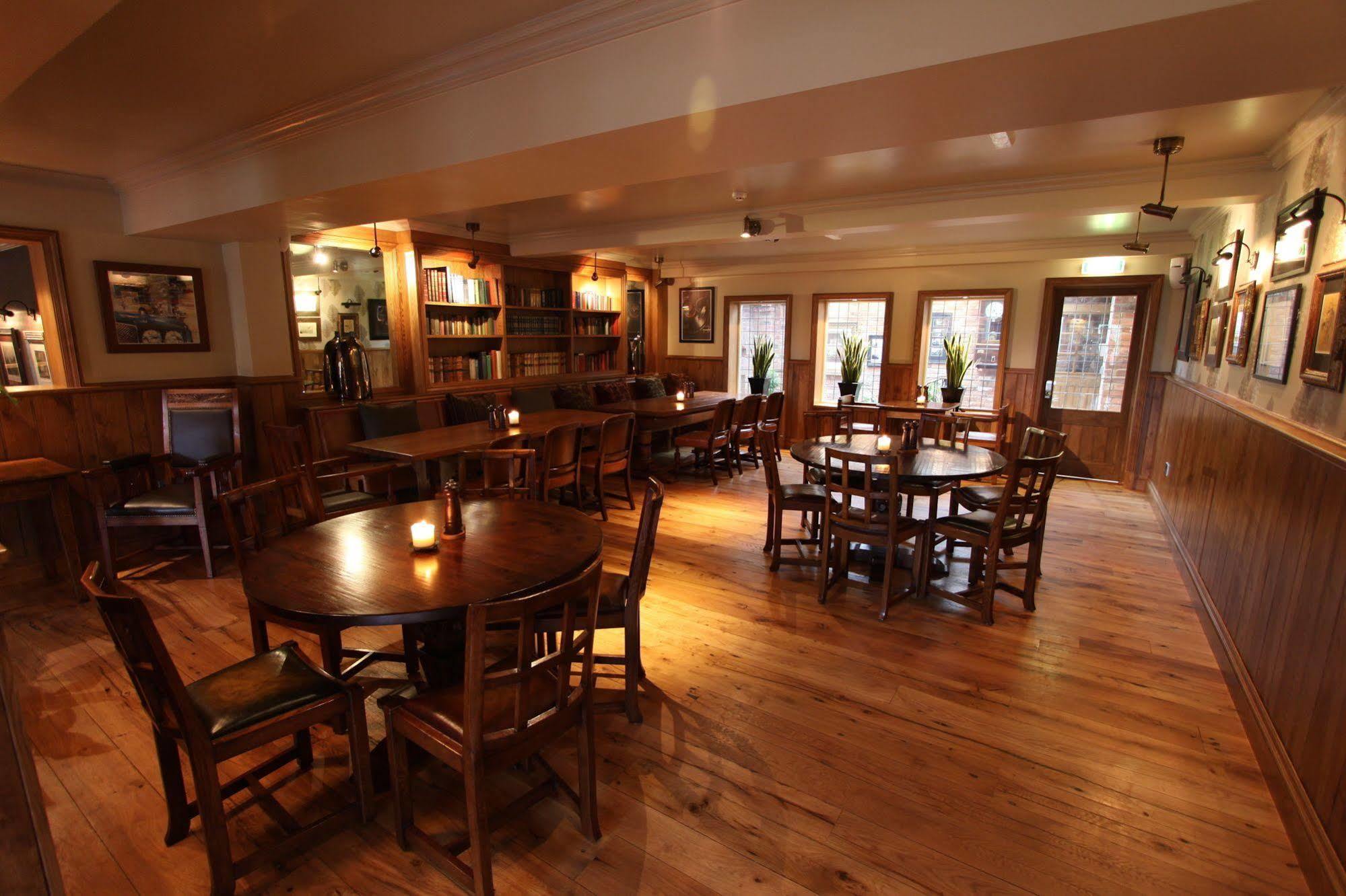 Hotel The Bear'S Paw à Warmingham Extérieur photo The interior of the restaurant