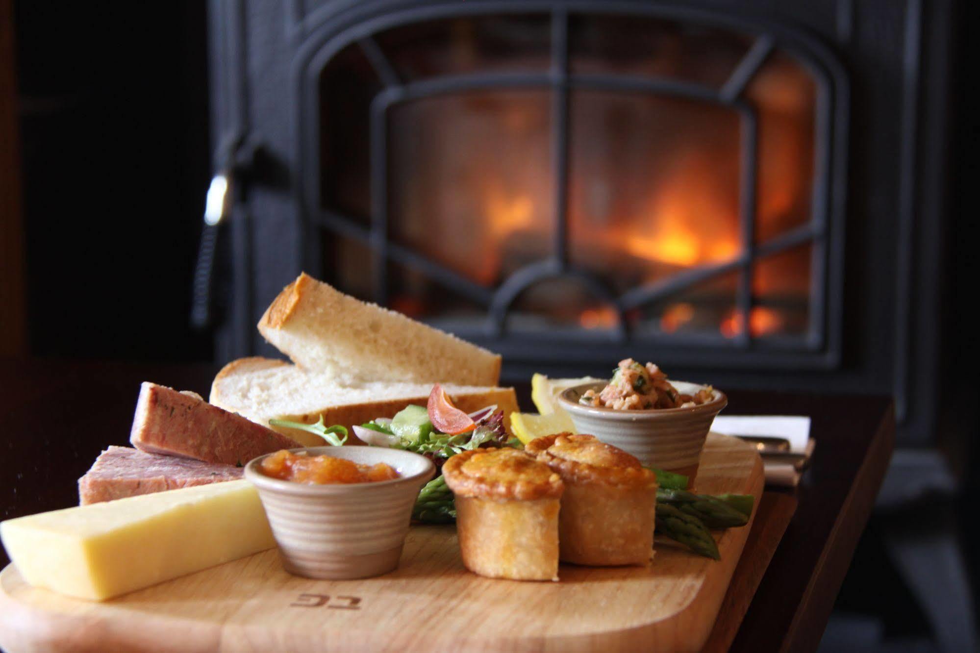 Hotel The Bear'S Paw à Warmingham Extérieur photo A cheese board
