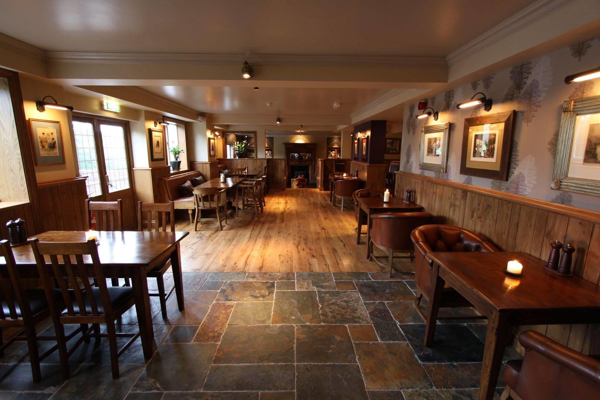 Hotel The Bear'S Paw à Warmingham Extérieur photo The interior of the pub