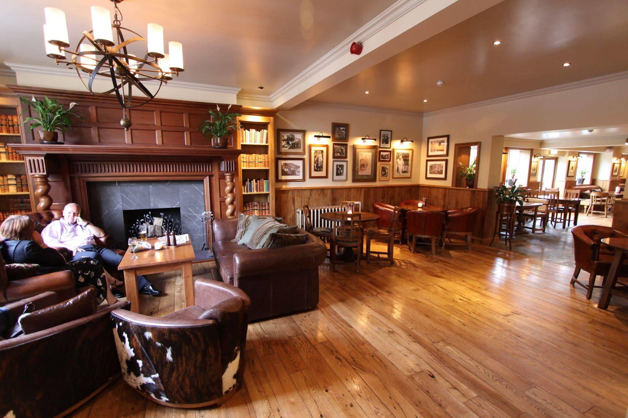 Hotel The Bear'S Paw à Warmingham Extérieur photo Interior of the restaurant